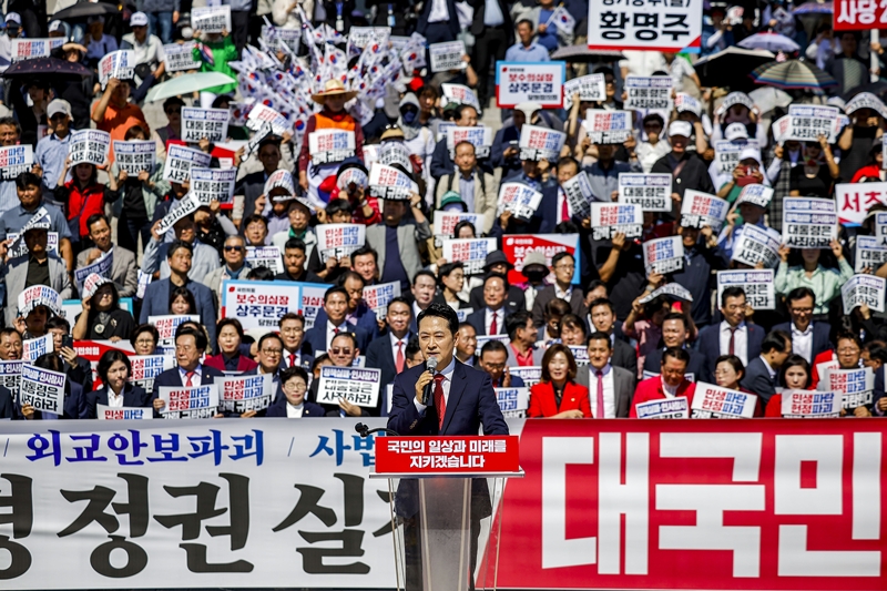 장동혁 국민의힘 대표가 22일 서울 여의도 국회 본관 계단에서 열린 이재명 정권 실정 대국민 보고대회에서 발언하고 있다. / 뉴시스