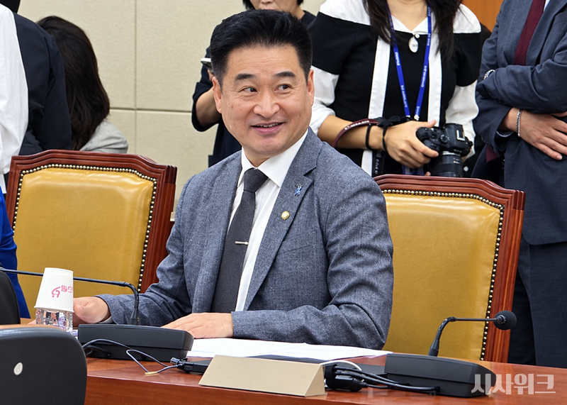 최혁진 의원은 장애인 예비부부가 결혼식을 준비할 때 어려움을 겪는 것에 대해 예식장과 웨딩업계가 먼저 불편한 점을 찾아 개선해야 한다고 강조했다. 사진은 최 의원의 모습. / 사진=김두완 기자