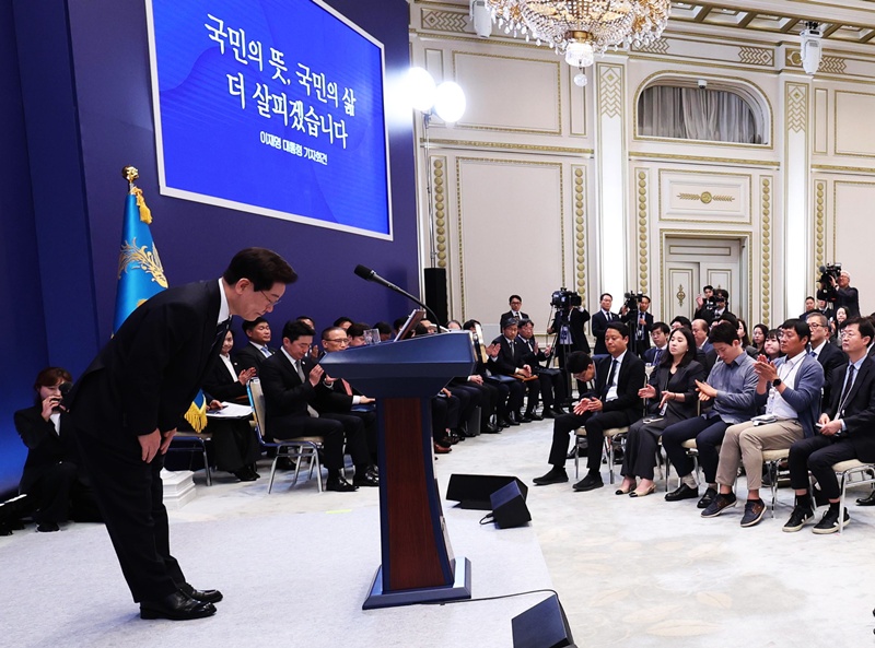 이재명 대통령이 지난 18일 청와대 영빈관에서 기자회견 '국민의 뜻, 국민의 삶 더 살피겠습니다'를 마친 뒤 인사를 하고 있는 모습이다. / 뉴시스