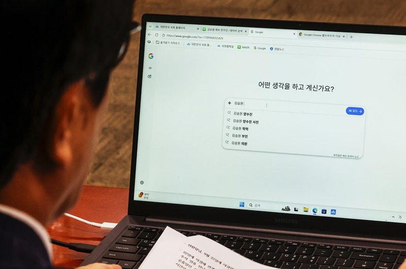 21일 서울 여의도 국회에서 열린 법제사법위원회에서 김의겸 여당 간사 모니터에 김승원 더불어민주당 의원 이름이 검색되어 있는 모습이다. / 뉴시스