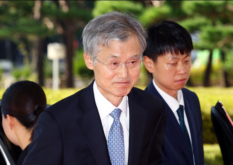 조희대 대법원장이 22일 오전 서울 서초구 대법원 청사로 출근하고 있다. / 뉴시스