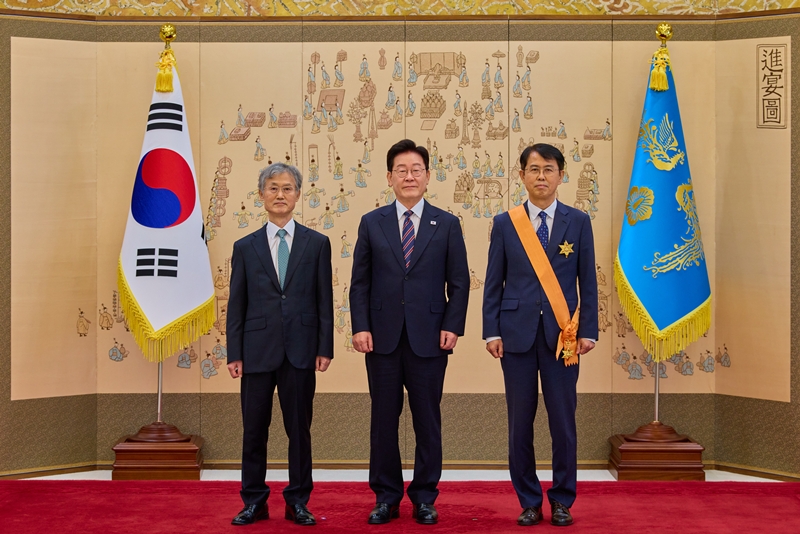 이재명 대통령이 지난 21일 청와대에서 이흥구 전 대법관에게 서훈을 수여하고 조희대(왼쪽) 대법원장과 기념촬영을 하고 있다. (사진=청와대 제공) / 뉴시스