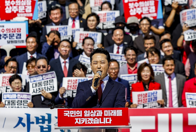 장동혁 대표가 단상에 오르자 현장에서는 박수와 ‘장동혁’을 연호하는 목소리가 터져 나왔다. 장 대표는 이재명 정부의 국정 운영을 ‘집’에 빗대며 “이재명 정부는 지금 대한민국이라는 집을 송두리째 무너뜨리고 있다”고 지적했다. / 뉴시스