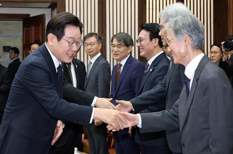 시정연설을 위해 국회를 방문한 이재명 대통령(왼쪽)이 지난 2025년 11월 4일 서울 여의도 국회의장 접견실에서 열린 환담에서 조희대 대법원장(오른쪽)과 악수하고 있다. / 뉴시스