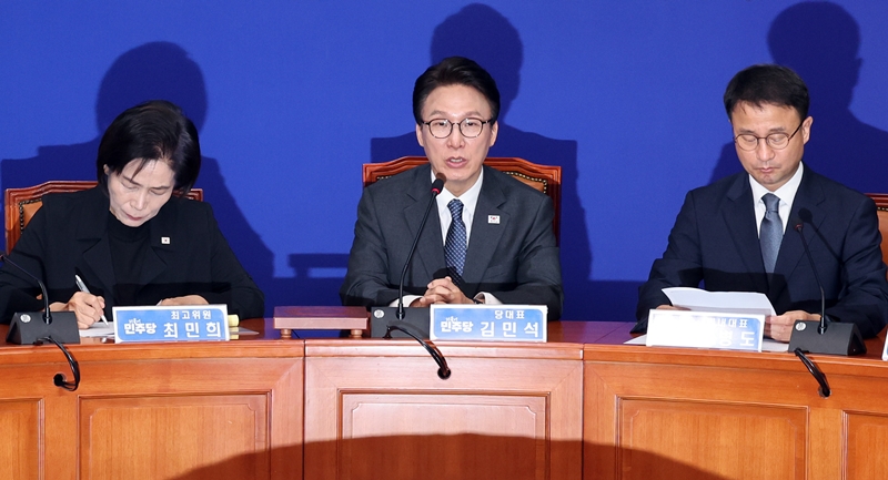 김민석(가운데) 더불어민주당 대표가 23일 국회에서 열린 최고위원회의에서 발언하고 있다. / 뉴시스