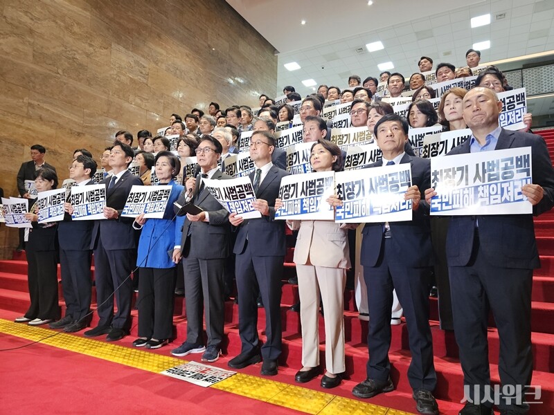 김민석 더불어민주당 대표를 비롯한 당 소속 의원들이 지난 22일 오후 국회 본청 로텐더홀 계단에서 조희대 대법원장의 대법관 후보 재제청 거부에 대한 규탄대회를 열고 있다. / 전두성 기자