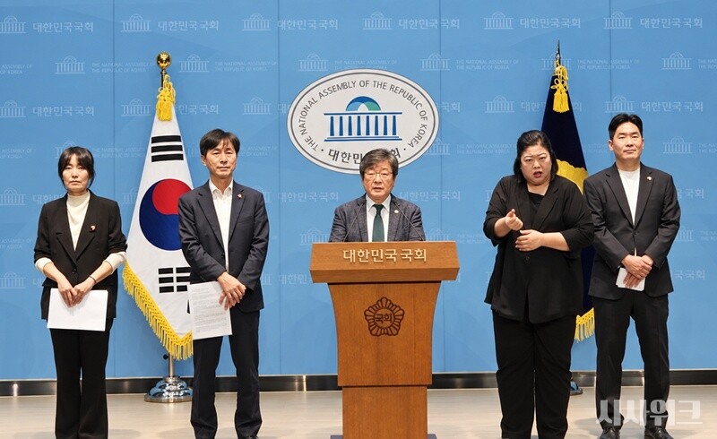 사회민주당 송치용 대표가 23일 국회 소통관에서 열린 제2기 지도부 출범 기자회견에서 발언하고 있다. 왼쪽부터 김보경 최고위원, 한창민 원내대표, 송 대표, 배준호 최고위원. / 사진=전두성 기자