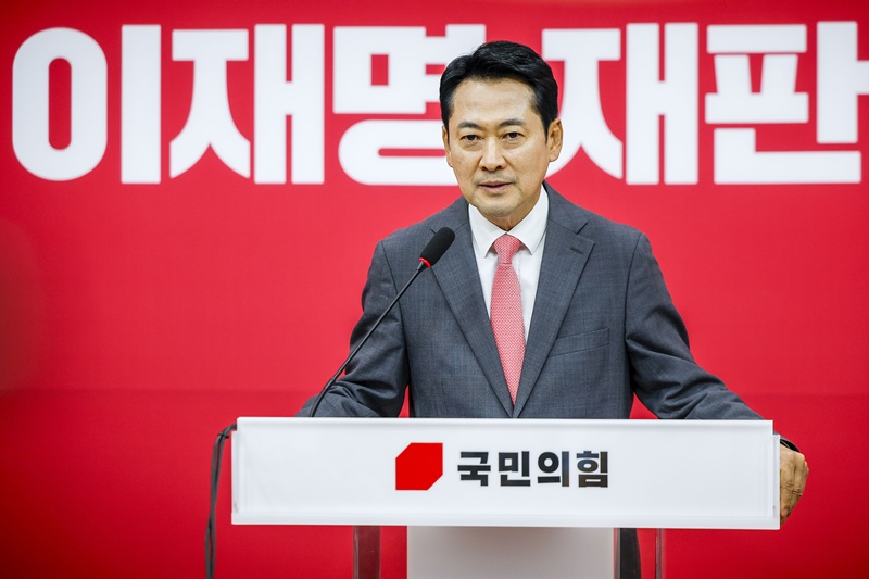 장동혁 국민의힘 대표는 23일 국회에서 기자회견을 열고 민주당을 향해 “이렇게까지 대법관 제청에 모든 것을 거는 이유가 무엇이냐”며 “이재명 재판 재개를 막으려는 마지막 발버둥이라고 생각한다”고 말했다. / 뉴시스