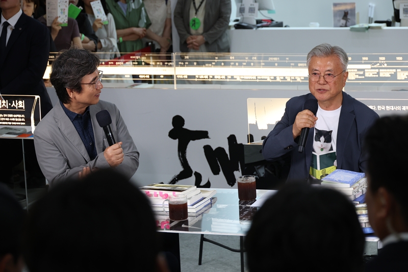 문재인 전 대통령과 유시민 작가가 지난 6월 25일 서울 코엑스에서 열린 2026 서울국제도서전 돌베개X평산책방 부스에서 북 토크를 하고 있다. / 뉴시스