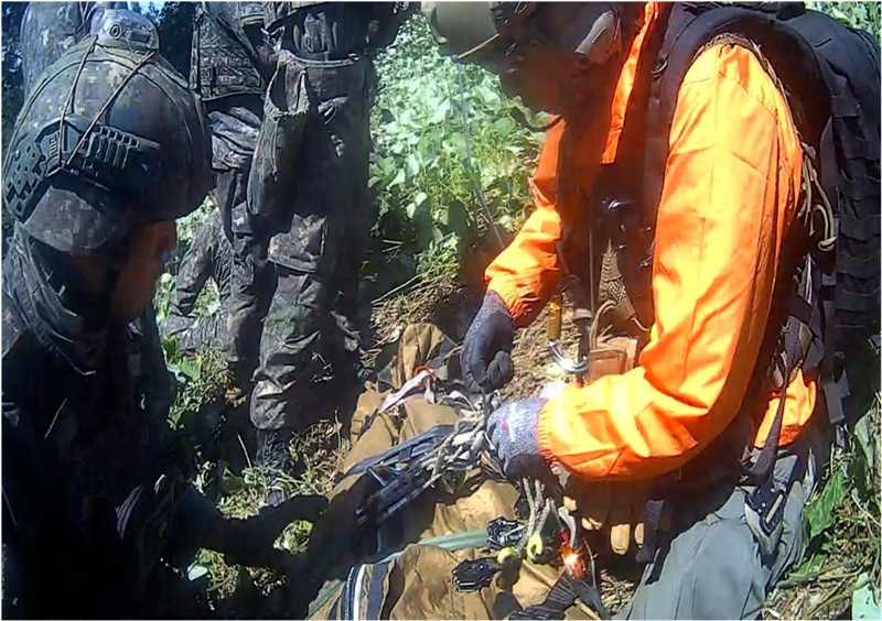 합동참모본부가 28일 서울 국방부에서 DMZ 지뢰 폭발 사고 관련 브리핑을 진행했다. 사진은 이 날 브리핑에서 공개된 당시 상황 모습. 현장에 투입된 응급구조사가 환자를 결속하고 있다. (사진=합동참모본부 제공) / 뉴시스