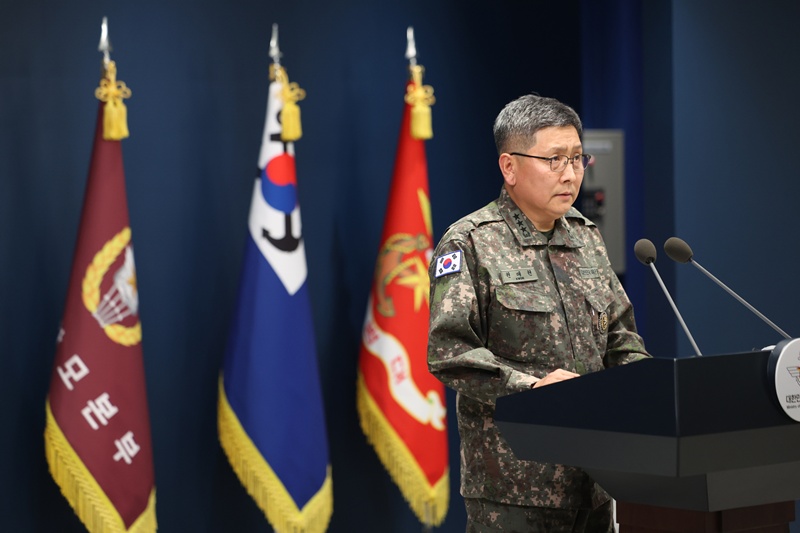 권대원 합동참모본부 차장이 28일 오후 서울 용산구 국방부에서 DMZ 지뢰 폭발 사고 관련 브리핑을 하고 있는 모습이다. / 뉴시스