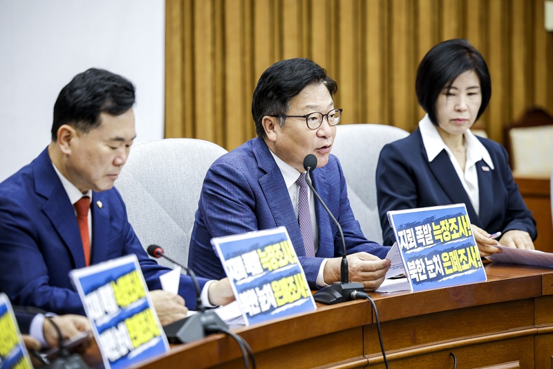 정점식 국민의힘 원내대표는 29일 원내대책회의에서 민주당의 조 대법원장 증인 채택을 두고 “삼권분립을 정면으로 짓밟는 반헌법적 폭거”라고 비판했다. 사진은 29일 국회에서 열린 국민의힘 원내대책회의에서 정점식 원내대표가 발언하는 모습. / 뉴시스