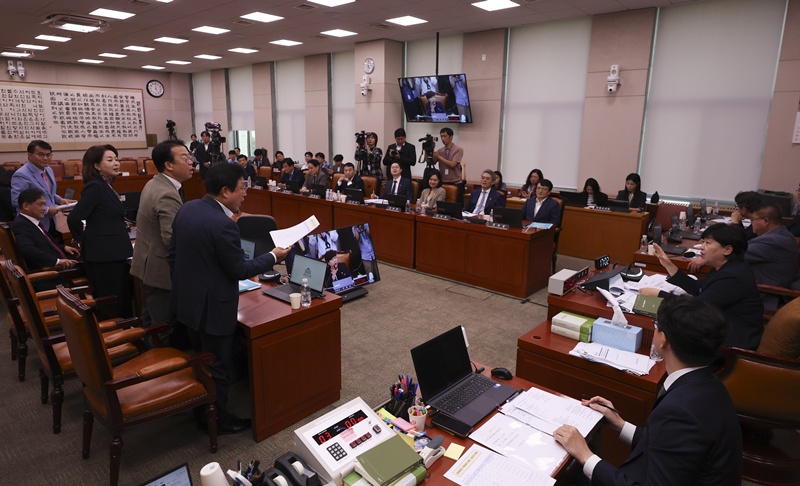 국민의힘은 국정감사 전반의 증인 채택 및 자료 제출 과정을 두고도 민주당의 태도를 지적했다. 김승수 원내운영수석부대표는 29일 원내대책회의에서 “민주당이 자신들에게 부담이 될 수 있는 증인들은 철저히 가로막고 있다”고 말했다. 사진은 국민의힘 법사위원회 소속 의원들이 28일 오후 서울 여의도 국회에서 열린 제439회국회정기회 제8차 법제사법위원회에서 조희대 대법원장에 대한 증인 채택에 반발하며 퇴장하는 모습. / 뉴시스