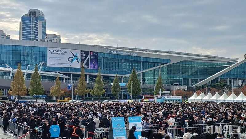 게임업계는 점점 다양한 산업과 협력을 늘리는 중으로 지스타도 변화를 멈추지 않고 있다. 사진은 지난해 11월 13일 부산 벡스코 앞에서 지스타2025 관람객들이 대기하는 모습. / 조윤찬 기자