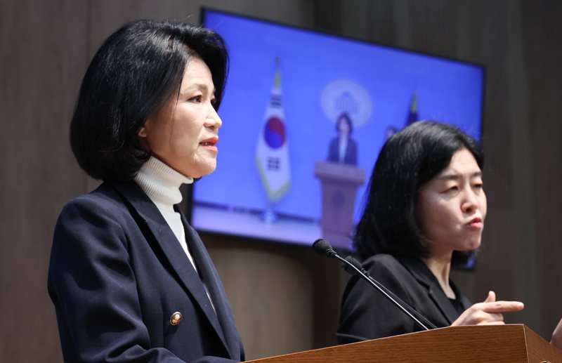 이진숙 국민의힘 의원이 29일 여의도 국회 소통관에서 영화 암살자(들) 논란 관련 기자회견을 하고 있는 모습이다. / 뉴시스