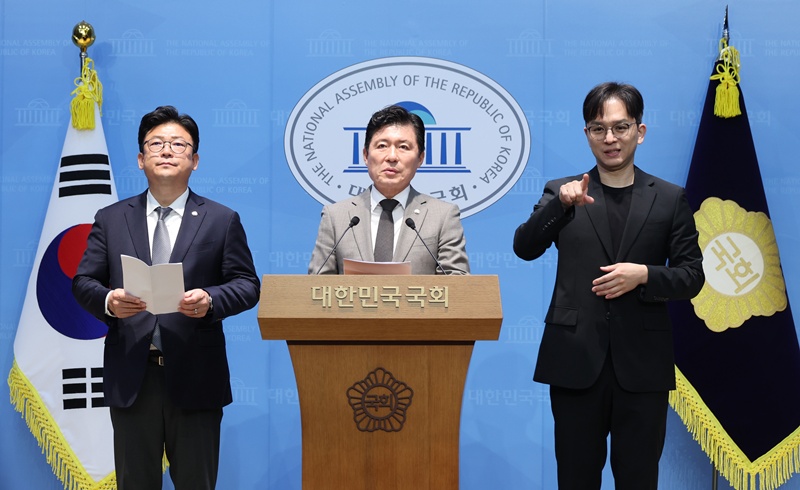 구자근(가운데) 국민의힘 의원과 강명구 의원이 28일 여의도 국회 소통관에서 영화 암살자(들) 관련 역사왜곡 기자회견을 하고 있는 모습이다. / 뉴시스