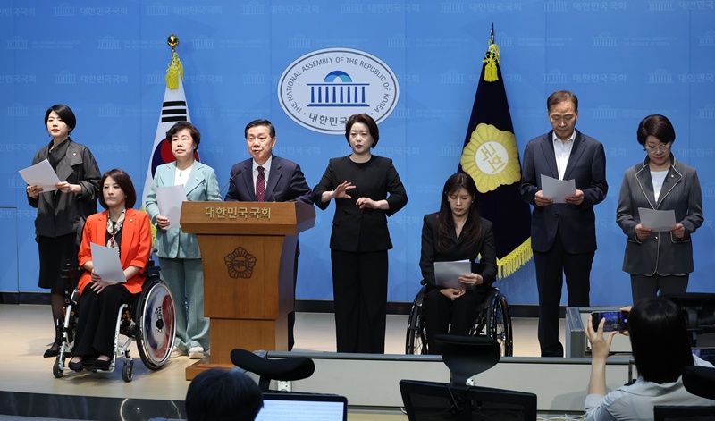 국민의힘이 문제 삼는 대목은 2021년 10월 김 의원이 브로커의 부탁을 받아 당시 김강립 식약처장에게 제넨셀의 코로나19 신약 임상시험 승인을 요청했다는 의혹이다. 해당 치료제는 식약처 승인을 거쳐 2022년 국내 3개 기관에서 93명의 환자에게 투약됐다. 사진은 보건복지위원회 소속 국민의힘 의원들이 29일 국정감사 증인 채택 관련 기자회견 하는 모습. / 뉴시스
