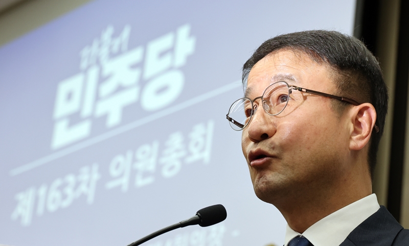 더불어민주당이 조작기소 특검법 ‘처리 시점’을 두고 고심하고 있다. 사진은 한병도 원내대표가 29일 국회에서 열린 의원총회에서 발언하고 있는 모습. / 뉴시스