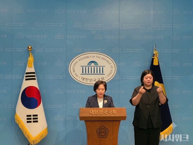 정춘생 혁신당 사무총장은 30일 기자회견을 열고 민주당을 향해 징계사유 확인 결정을 철회하라고 요청했다. / 사진=김소은 기자