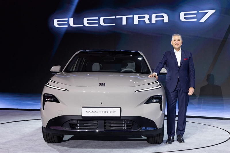 뷰익 엘렉트라 E7은 중국 상하이자동차와 제너럴모터스 합작 법인이 개발한 중형 PHEV SUV 모델이다. 헥터 비자레알 GM한국사업장 사장과 뷰익 엘렉트라 E7. / GM한국사업장