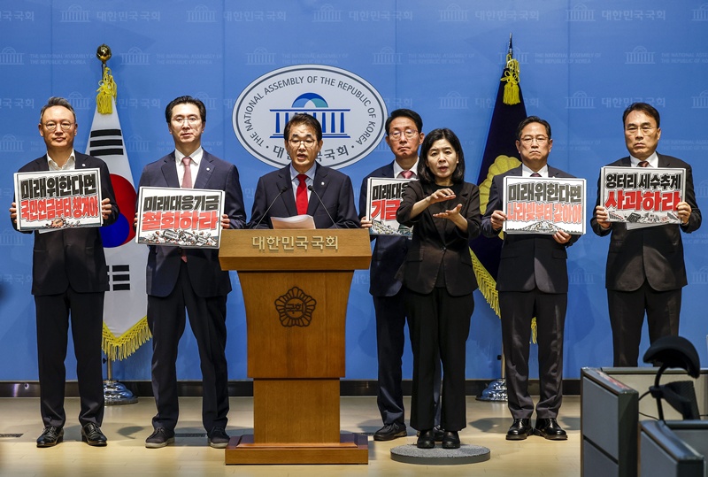 국회 재정경제기획위원회 소속 국민의힘 의원들은 30일 입장문을 내고 정부의 재정 운용을 비판하고 나섰다. 추경에서 세수 전망을 한차례 수정하고도 다시 큰 차이가 발생한 만큼, 세수가 늘었다는 결과와 별개로 추계의 정확성과 신뢰성을 따져봐야 한다는 주장이다. / 뉴시스