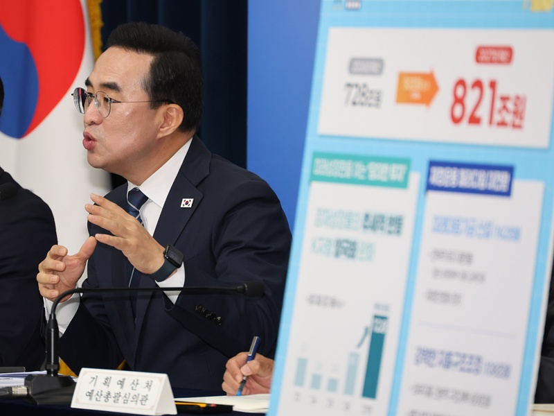 국민의힘은 채무 감축을, 민주당은 미래 투자와 기금 적립을 앞세우며 평행선을 달리는 모습이다. 재원 활용의 우선순위를 둘러싸고 이견이 좁혀지지 않는 가운데, 오는 국정감사와 내년도 예산 심사에서 여야 간 팽팽한 공방이 이어질 것으로 보인다. / 뉴시스