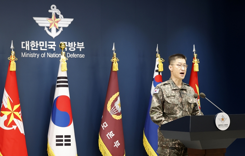 비무장지대 지뢰 폭발사고를 계기로 ‘안보 문제’가 정국 최대 이슈로 부상했다. 사진은 강현우 합참 작전본부장이 30일 서울 용산구 국방부에서 비무장지대(DMZ) 지뢰 폭발 관련해 입장을 발표하고 있는 모습. / 뉴시스