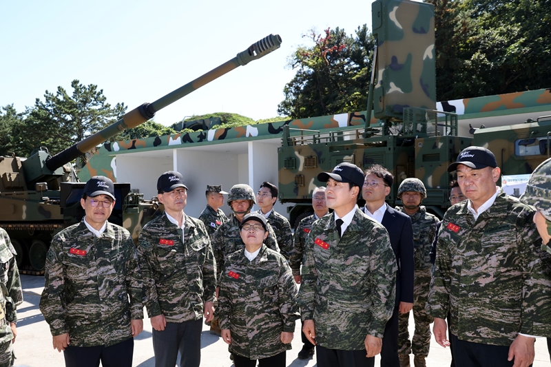국민의힘은 비무장지대) 지뢰 폭발사고와 관련해 ‘정부 책임론’ 부각하며 공세 수위를 높이고 있다. 사진은 장동혁 대표가 지난 29일 인천 옹진군 백령도 해병대 제6여단에서 포병대대에 설치된 무기체계에 대한 설명을 듣고 있는 모습. / 뉴시스