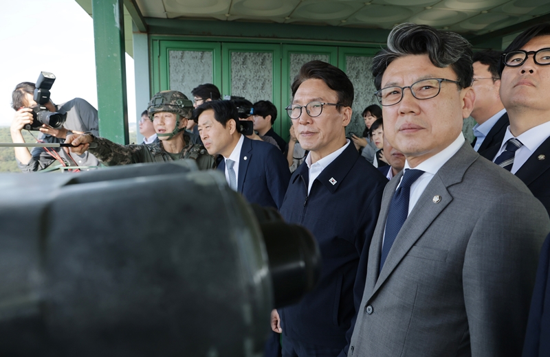 더불어민주당은 비무장지대 지뢰 폭발사고에 대해 북한에 대한 규탄 목소리를 더 높였고, 국민의힘이 정부 책임론을 부각하는 점에 대해선 지난 윤석열 정부의 책임으로 돌리며 역공에 나섰다. 사진은 김민석 대표와 진성준 국회 국방위원장을 비롯한 국방위원들이 지난 28일 오후 경기 연천군 육군 25사단 비룡전망대를 찾아 현장 브리핑을 듣고 있는 모습. / 뉴시스