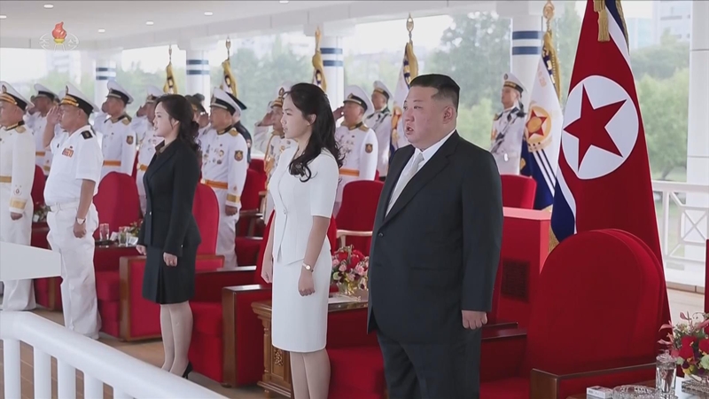조선중앙TV는 김정은 북한 국무위원장이 지난 6일 동해 원산항에서 열린 강건호 취역 기념식에 참석했다고 9월 7일 보도했다. 이 자리에는 부인 리설주 여사, 딸 김주애가 함께했다. (사진=조선중앙TV 캡처) / 뉴시스