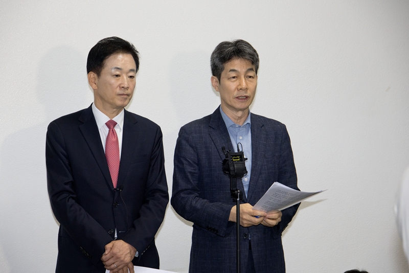 윤건영 더불어민주당 의원과 유영하 국민의힘 의원이 30일 오전 국회 정보위원회에서 열린 간담회를 마친 뒤 백브리핑을 하고 있다. / 뉴시스