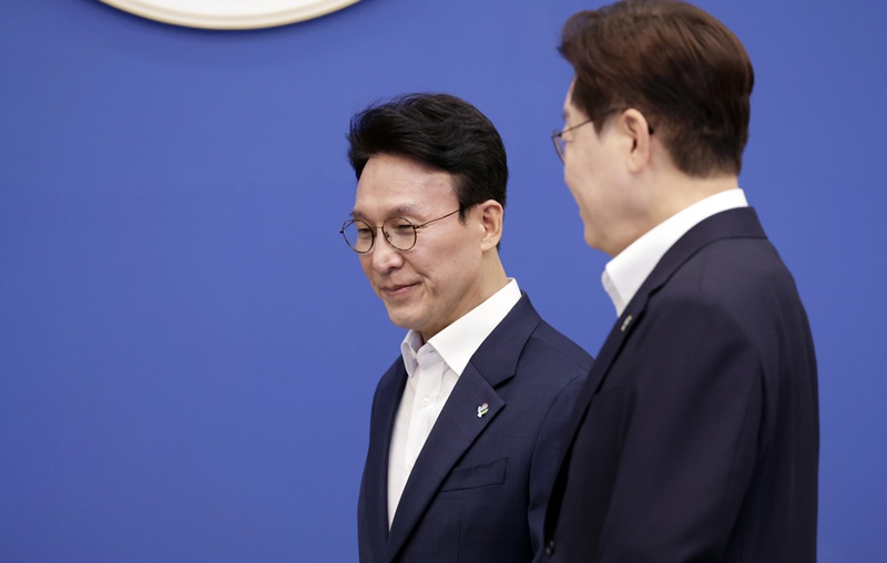 이재명 대통령의 X 게시글 인용과 대외비 표시 문건 공개 등을 둘러싼 논란이 이어지는 가운데, 김민석 더불어민주당 대표는 1일 “과하다 싶으면 국민들이 판단하시겠죠”라며 대통령이 필요한 소통을 이어가면 된다는 입장을 밝혔다. / 뉴시스