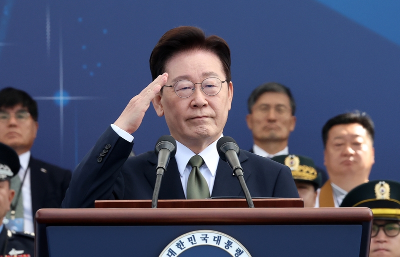 이재명 대통령이 1일 충남 계룡대 활주로에서 열린 제78회 국군의 날 기념식에서 기념사를 마치고 거수경례를 하고 있다. / 뉴시스