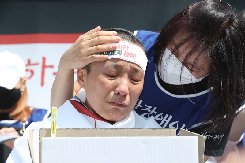 발달장애인의 삶과 돌봄을 더 이상 개인과 가족의 책임으로 남겨둬서는 안 된다는 부모들의 요구는 오래전부터 이어져 왔다. 사진은 지난 2022년 전국장애인부모연대 소속의 한 어머니가 발달장애인 24시간 지원체계 구축을 위해 삭발을 한 뒤 눈물을 보이고 있는 모습이다. / 뉴시스