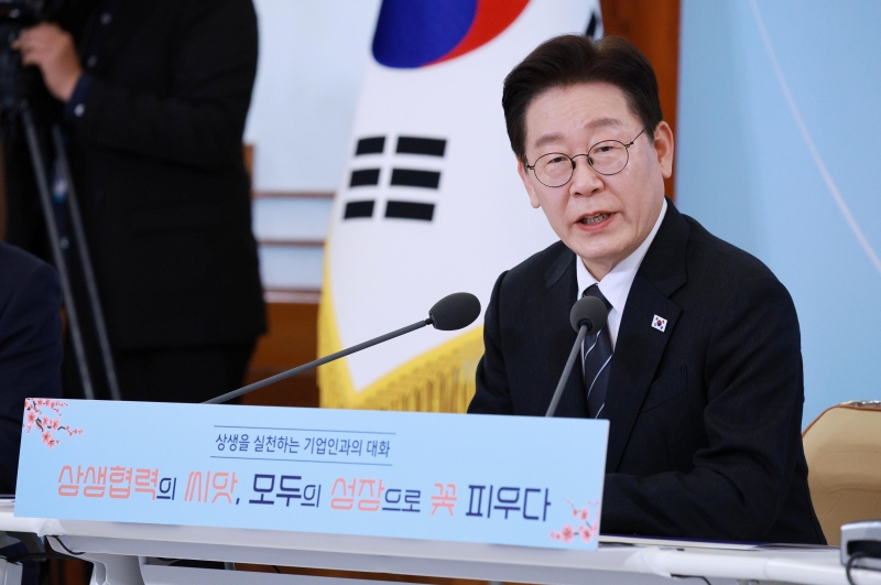 이재명 대통령은 지난 3월 노란봉투법 시행을 맞아 개최된 간담회에서 한화오션을 모범사례로 언급하며 칭찬한 바 있다. / 뉴시스