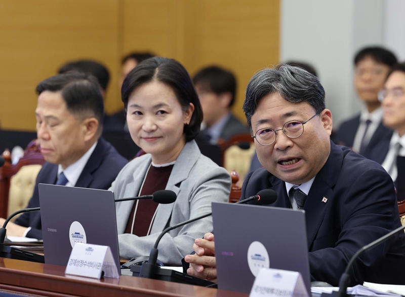 하준경 경제성장수석이 1일 청와대에서 열린 수석보좌관회의에서 발언하고 있다. 이날 이재명 대통령은 하준경 경제수석을 정책실장으로 임명했다.(청와대통신사진기자단) / 뉴시스