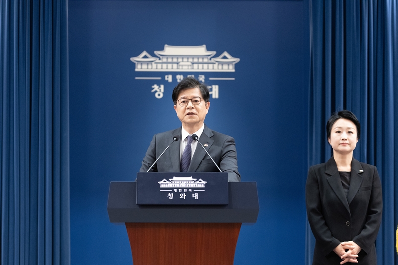 성기홍 홍보소통수석이 1일 청와대 춘추관에서 신임 정책실장 등 인사 관련 브리핑을 하고 있다. (청와대통신사진기자단) / 뉴시스