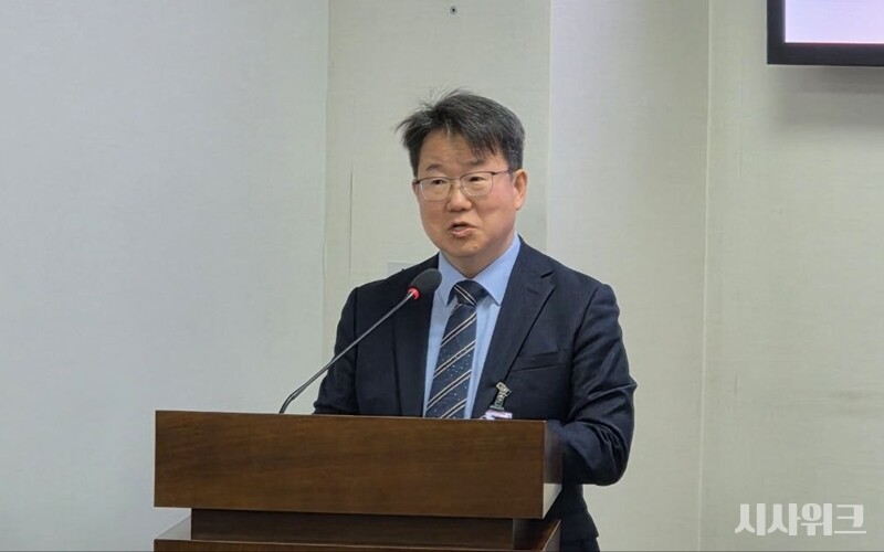 2일 알뜰폰 업계와 학계가 국회의원회관에서 열린 ‘알뜰폰 2.0, 양적 성장에서 질적 성장으로’ 정책 세미나에 모여 중소 알뜰폰사의 경쟁력 강화 방안에 대해 토론했다. 사진은 조대근 서강대 공공정책대학원 겸임교수가 발제자로 나와 발언하고 있는 모습. / 조윤찬 기자