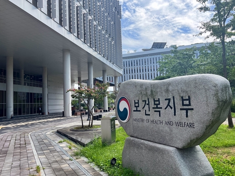 정부는 안전전담인력을 단계적으로 늘려 2029년까지 총 2,504명을 배치할 계획이다. / 보건복지부