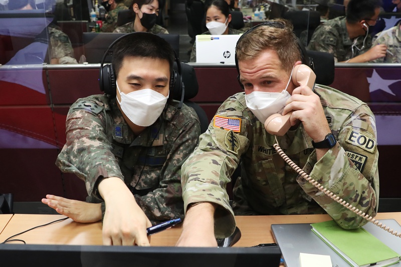 한미 장병들이 연합군사령부 전시지휘소에서 을지 자유의 방패(UFS) 연습에 참여하는 모습. 전작권 전환 이후에도 연합사는 유지되며, 한국군 장성이 사령관을 맡아 연합방위를 주도하게 된다. 사진은 2022년 8월 촬영된 자료사진. / 국방부 제공·뉴시스