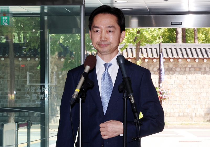 김지용 초대 중대범죄수사청장 후보자가 2일 서울 종로구 정부서울청사 창성동 별관에서 도어스테핑을 하기 위해 들어서고 있다. / 뉴시스