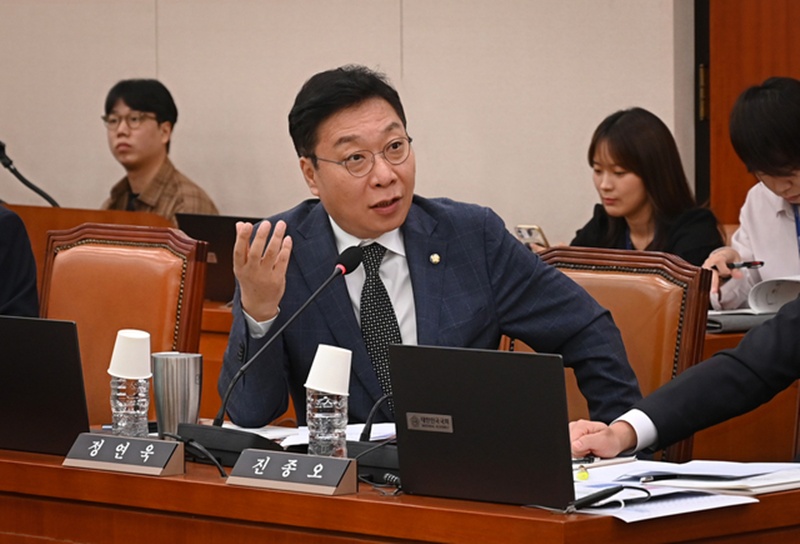 국회 문화체육관광위원회 소속 정연욱 의원은(사진) 4일 페이스북에 금메달 획득 직후 라커룸에서 전역모를 쓴 축구 국가대표팀 박승수 선수의 사진과 함께 “금메달을 들고 ‘저 군대 안 갑니다’라고 했다. 라커룸에선 전역모를 쓴 사진이 올라왔다”고 적었다. / 사진=정연욱 의원실