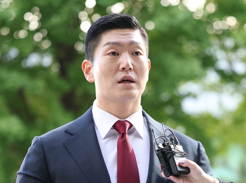 국민의힘 정점식 원내대표는 6일 오전 국회에서 열린 국감대책회의에서 김재섭 의원의 경찰 소환조사를 두고 “철저히 국감 일정에 맞춰 진행된 정치 수사”라고 말했다. 이어 “서울시장 선거 패배에 대한 정치경찰의 치졸한 보복수사”이자 “이재명 정부의 실정이 드러난 국감에서 국민의 관심을 돌리기 위한 물타기 수사”라고 강하게 비판했다. / 뉴시스