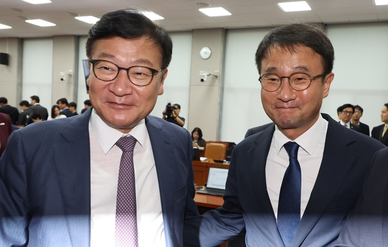 22대 후반기 국회 첫 국정감사가 6일 막을 올린 가운데, 더불어민주당은 ‘민생’을, 국민의힘은 ‘검증’을 강조했다. 사진은 한병도(우측) 민주당, 정점식(좌측) 국민의힘 원내대표의 모습. / 뉴시스