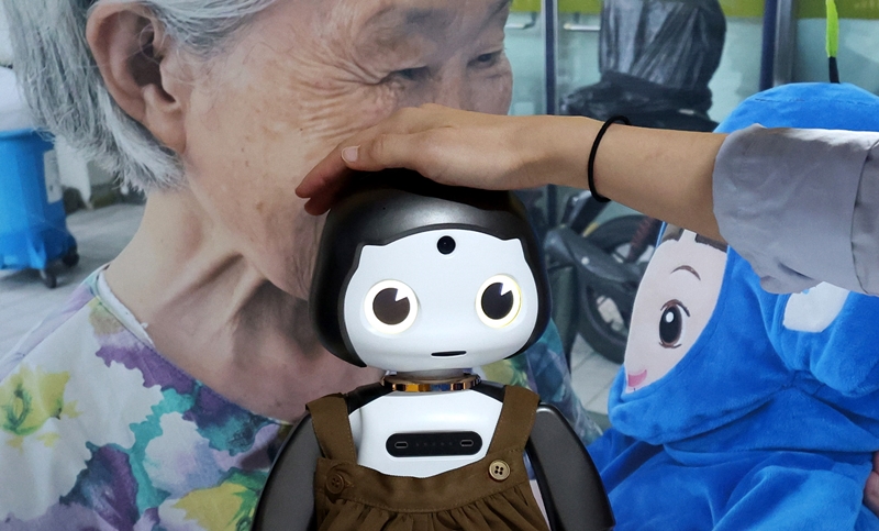 보건복지부가 발표한  ‘복지‧돌봄 AI 대전환 로드맵’에 따르면, 재가돌봄에 AI를 접목해 이용자의 상태를 24시간 살피고, 건강‧정서‧안전 등을 관리하는 생활밀착형 돌봄 서비스인 ‘스마트 홈’을 구축한다. 돌봄시설에도 AI를 도입해 종사자의 업무 부담을 덜 예정이다. 사진은 지난 지난 2024년 강남 코엑스에서 열린 '스마트라이프위크'에서 돌봄로봇 시연을 진행하고 있는 모습이다. /뉴시스