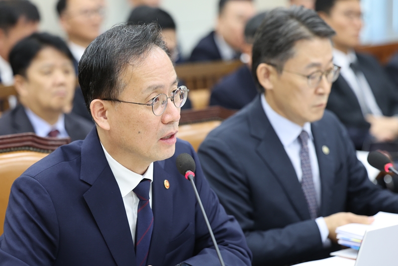 이형일(좌) 부총리 겸 재정경제부 장관과 권대영 1차관이 6일 여의도 국회에서 열린 국회 재정경제기획위원회의 재정경제부에 대한 국정감사에 출석해 의원들의 질의에 답하고 있다. / 뉴시스