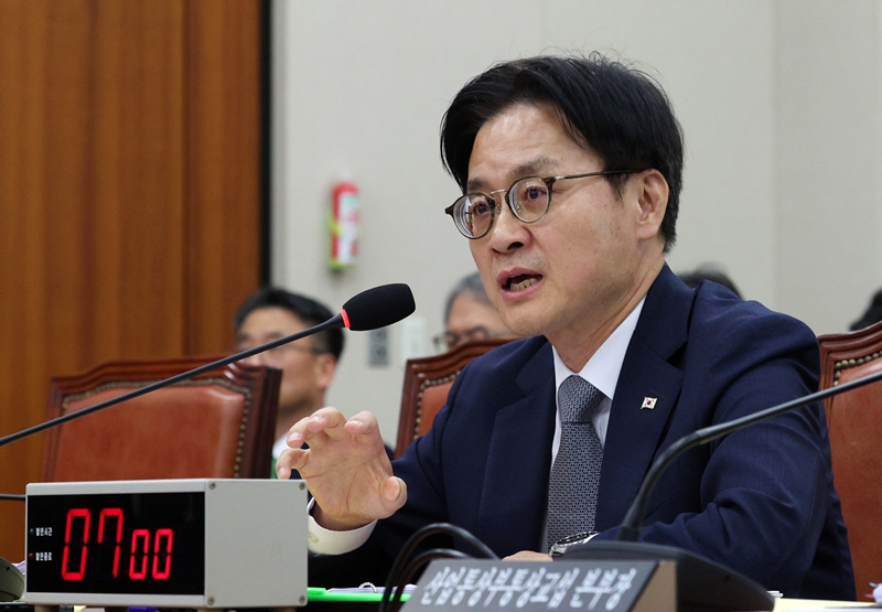 김정관 산업통상부 장관이 6일 서울 여의도 국회에서 열린 산업통상자원중소벤처기업위원회 국정감사에서 의원 질의에 답변하고 있다. / 뉴시스