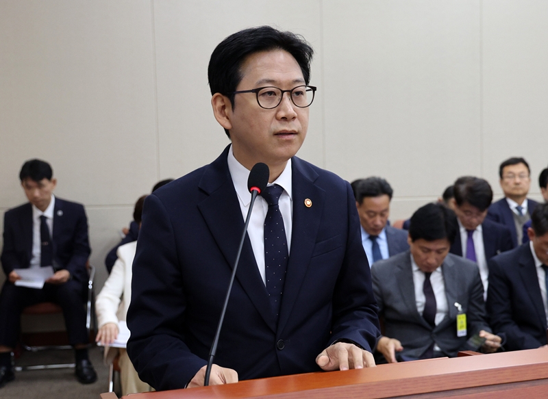 금융권 AI해킹 사태는 6일 국회에서 열린 과학기술정보방송통신위원회 과학기술정보통신부 국정감사에서도 핵심 안건으로 떠올랐다. 사진은 과방위 국감에 참석한 배경훈 부총리 겸 과학기술정보통신부 장관. / 사진=뉴시스