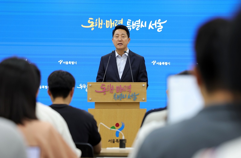 오세훈 서울시장은 6일 최근 인허가·착공 증가가 서울시의 정비사업 복원과 사업성 개선에 따른 결과라고 주장했다. 정부의 부동산 정책에 대해서는 실패를 인정하고 원점에서 다시 시작하라고 요구했다. / 뉴시스