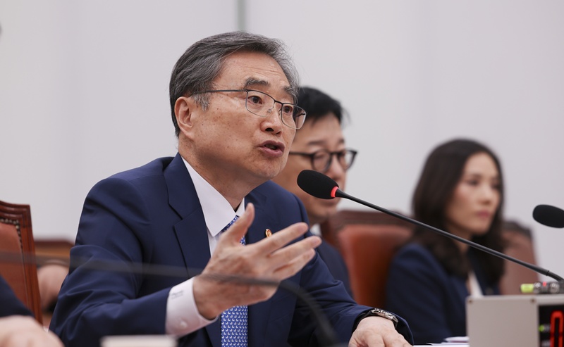 지뢰 사고 후속 대응으로 정부 내에서 논의된 것으로 전해진 대북 독자 제재를 놓고는 부처 간 정책 조율 문제가 도마에 올랐다. 조현(사진) 외교부장관은 장관 간 고성이나 충돌이 있었다는 주장을 부인하는 한편, NSC 회의의 구체적인 내용은 보안상 공개할 수 없다고 답했다. / 뉴시스